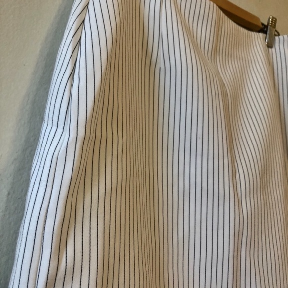 White pinstripe mini skirt with some flare - Picture 3 of 4